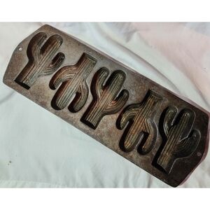 Cast iron cactus cornbread pan